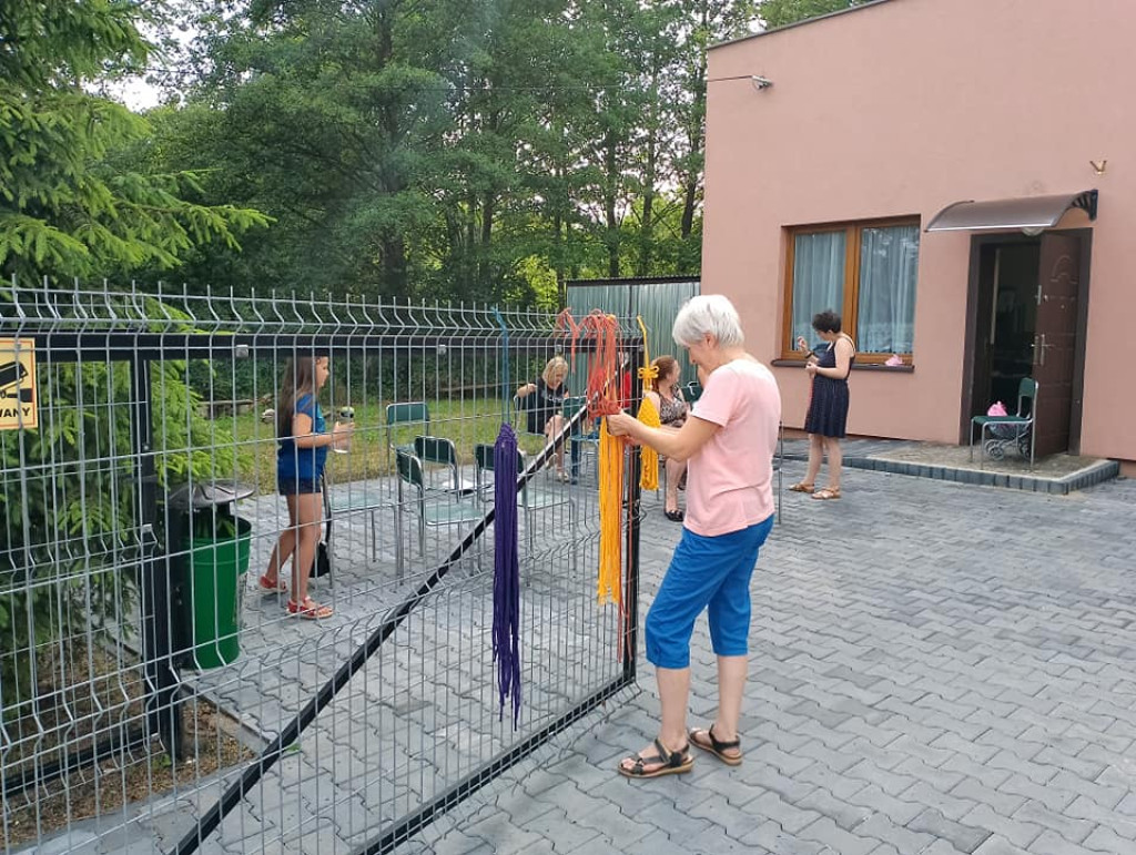 Makramowe `ploteczki` w gminie Stąporków [zdjęcia]