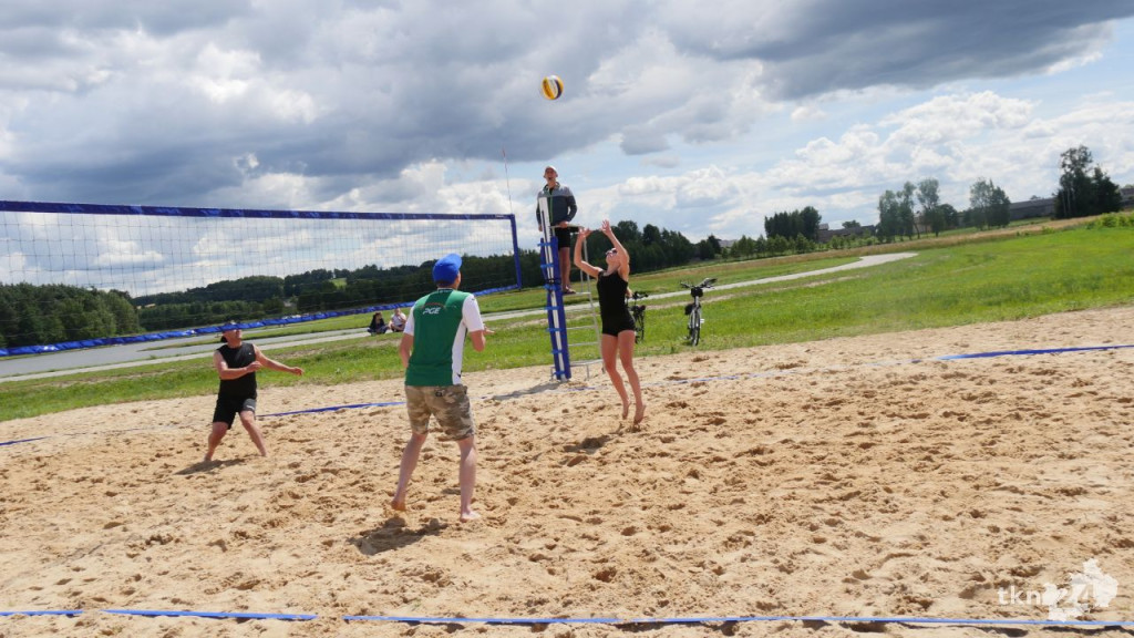 Turniej siatkówki plażowej mixtów na nowych boiskach nad Antoniowem [Zdjęcia]