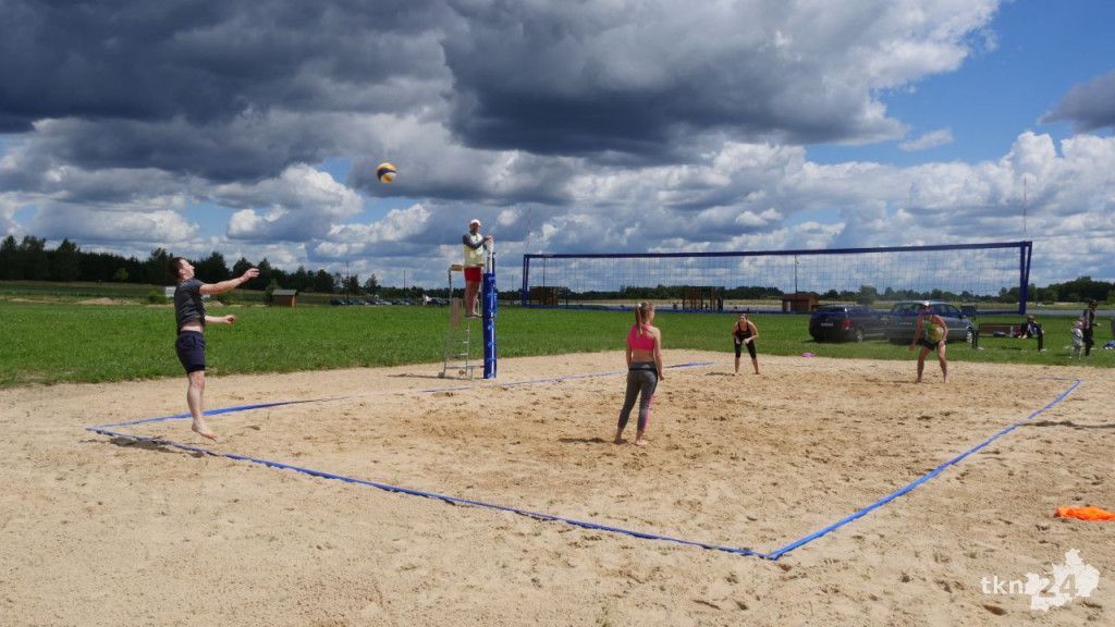 Turniej siatkówki plażowej mixtów na nowych boiskach nad Antoniowem [Zdjęcia]