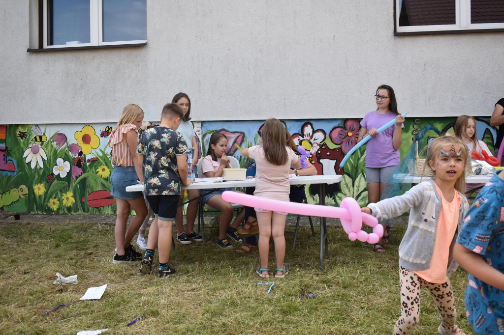 Mobilne Wakacyjne Centrum Plenerowe tworzyło mural w Gowarczowie [zdjęcia]