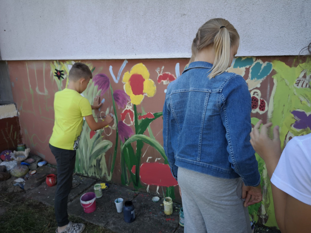 Mobilne Wakacyjne Centrum Plenerowe tworzyło mural w Gowarczowie [zdjęcia]