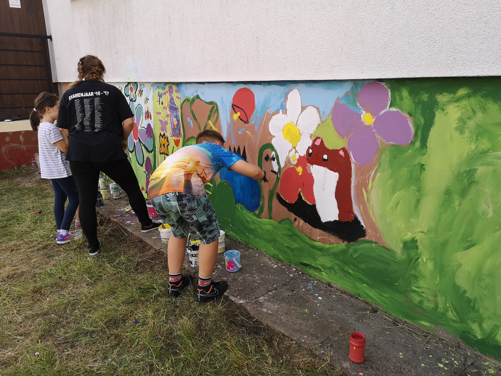 Mobilne Wakacyjne Centrum Plenerowe tworzyło mural w Gowarczowie [zdjęcia]