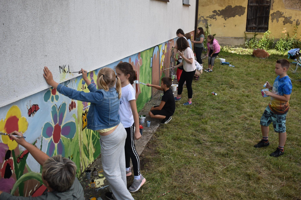 Mobilne Wakacyjne Centrum Plenerowe tworzyło mural w Gowarczowie [zdjęcia]