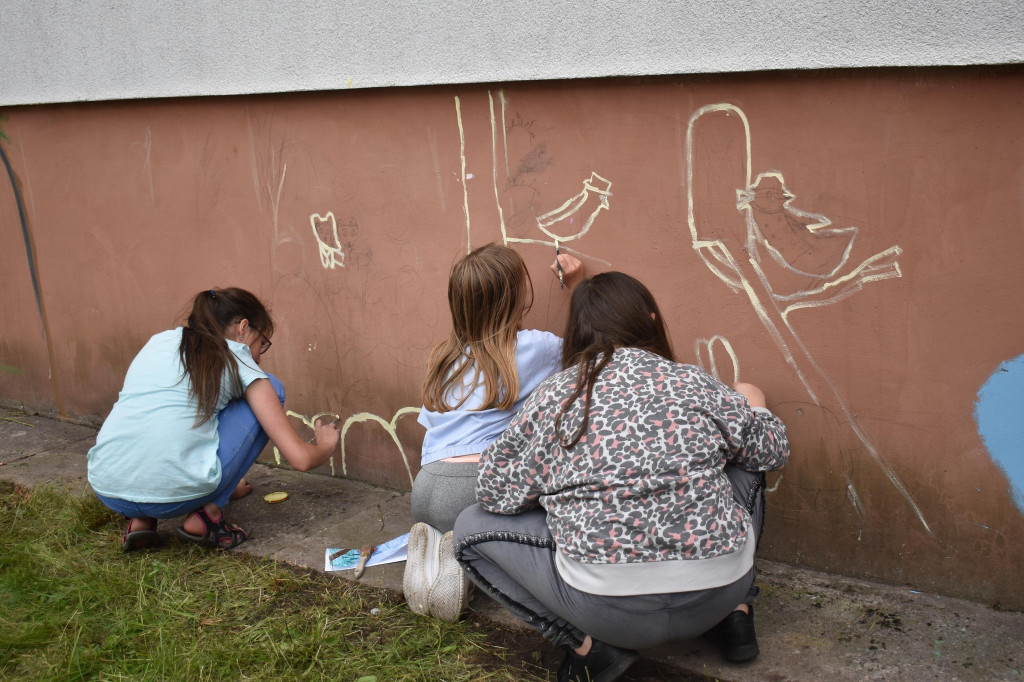 Mobilne Wakacyjne Centrum Plenerowe tworzyło mural w Gowarczowie [zdjęcia]