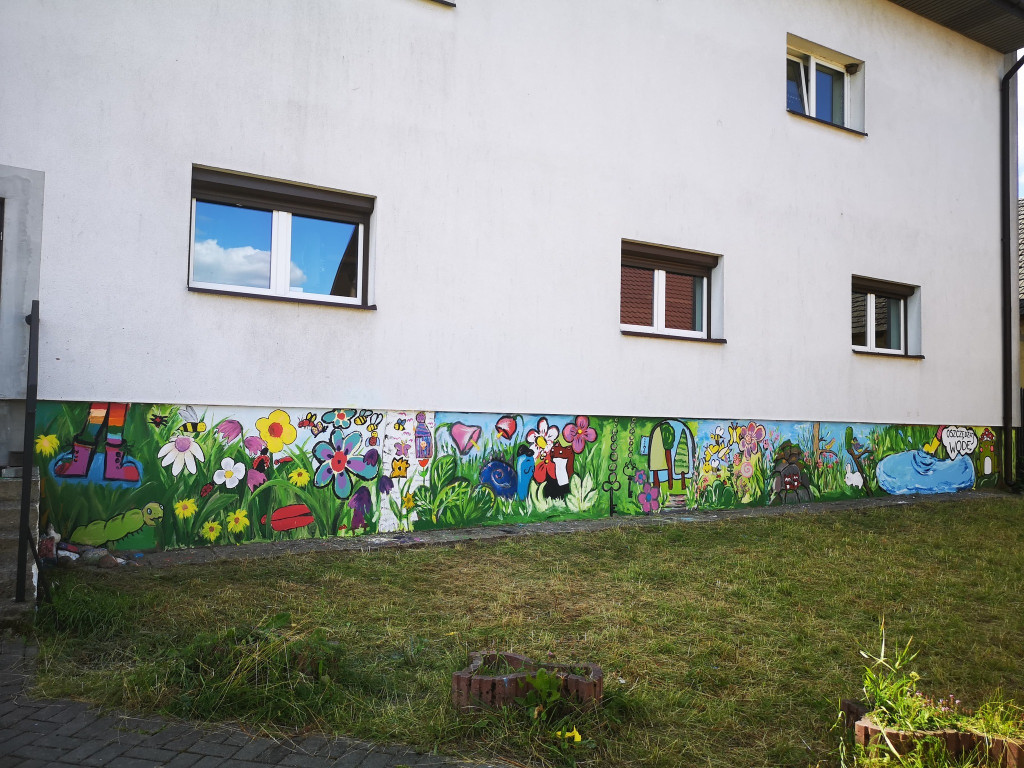 Mobilne Wakacyjne Centrum Plenerowe tworzyło mural w Gowarczowie [zdjęcia]