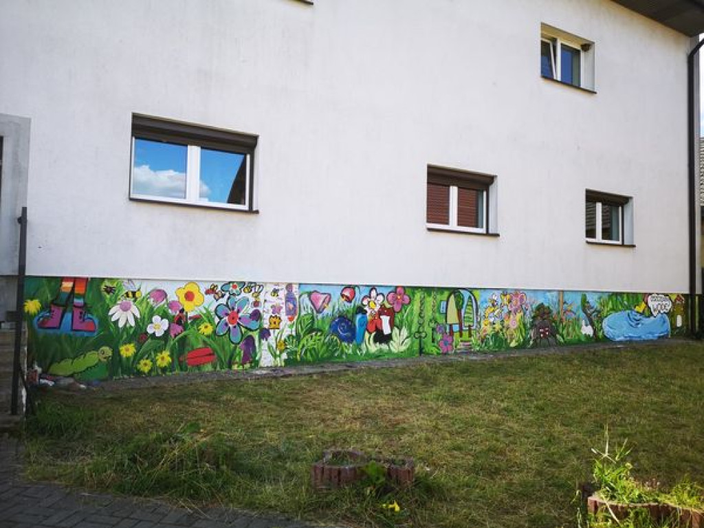 Mobilne Wakacyjne Centrum Plenerowe tworzyło mural w Gowarczowie [zdjęcia]