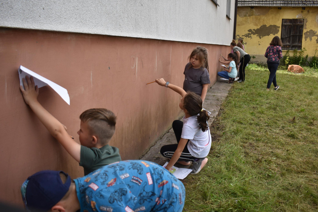Mobilne Wakacyjne Centrum Plenerowe tworzyło mural w Gowarczowie [zdjęcia]