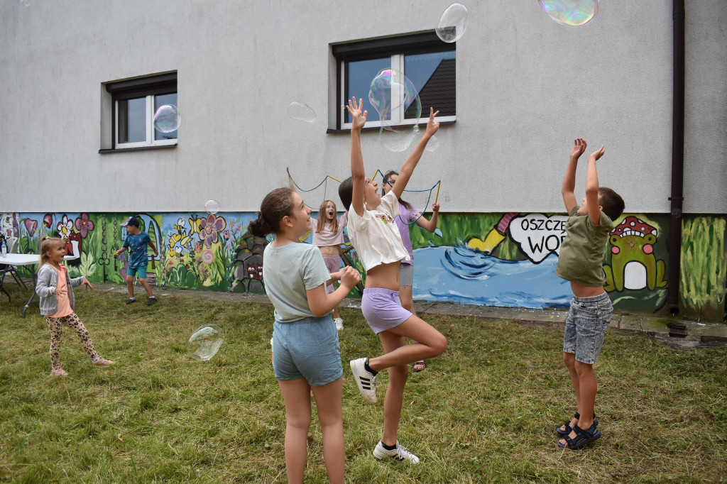 Mobilne Wakacyjne Centrum Plenerowe tworzyło mural w Gowarczowie [zdjęcia]
