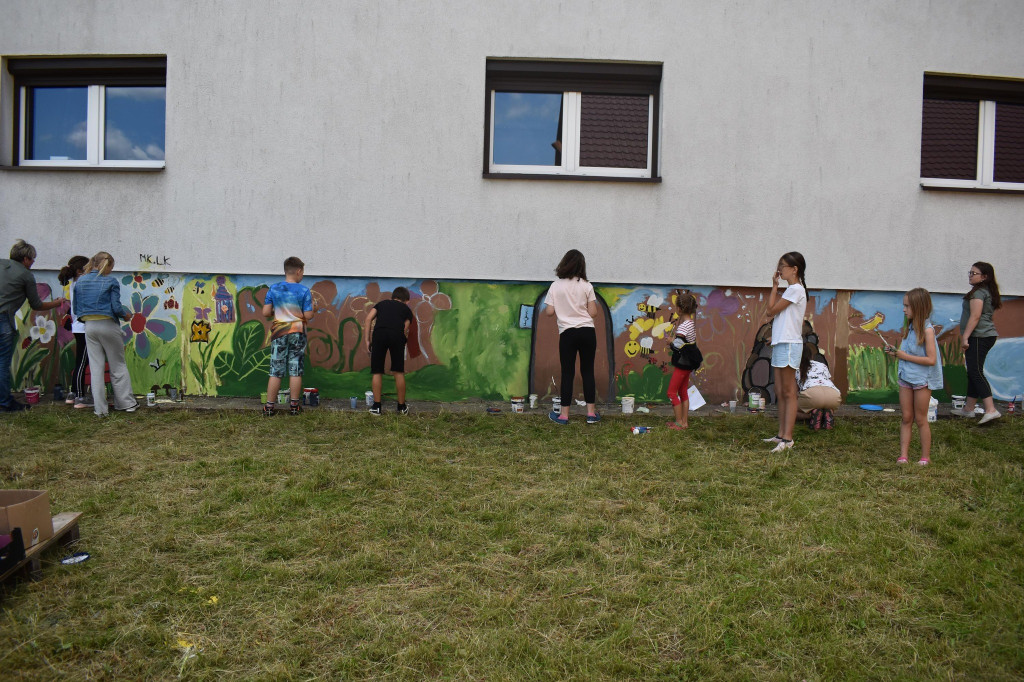 Mobilne Wakacyjne Centrum Plenerowe tworzyło mural w Gowarczowie [zdjęcia]