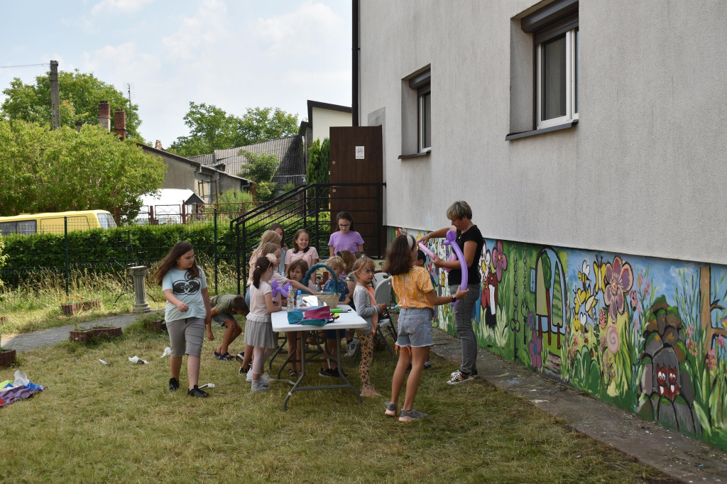Mobilne Wakacyjne Centrum Plenerowe tworzyło mural w Gowarczowie [zdjęcia]