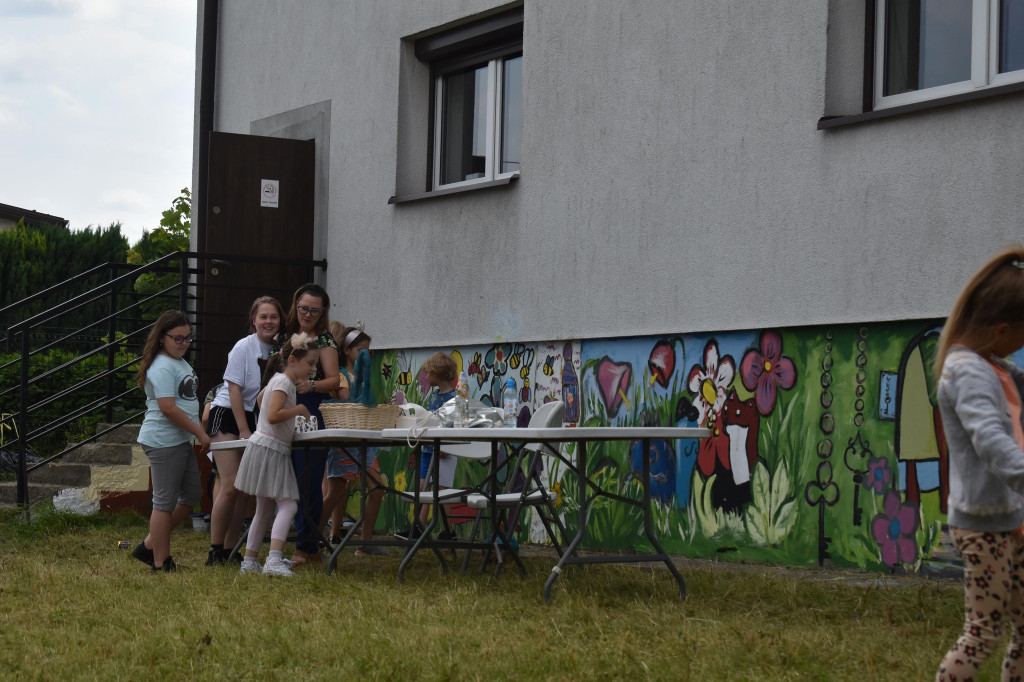 Mobilne Wakacyjne Centrum Plenerowe tworzyło mural w Gowarczowie [zdjęcia]