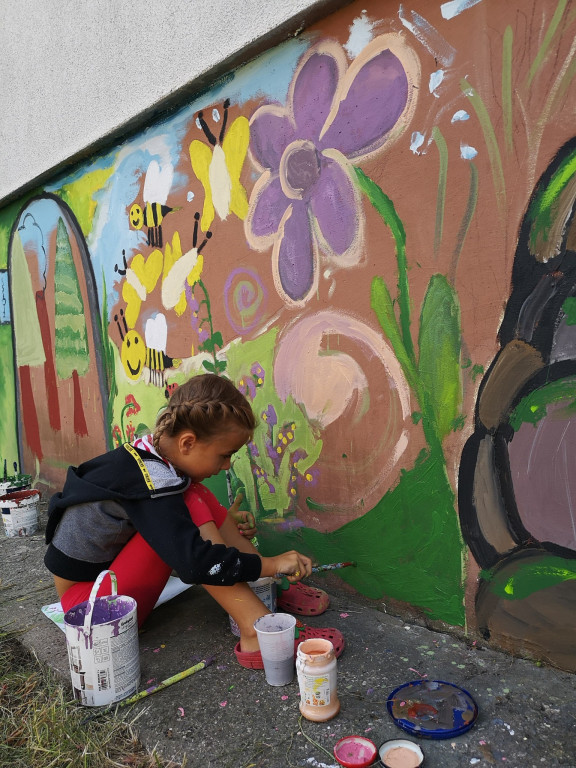 Mobilne Wakacyjne Centrum Plenerowe tworzyło mural w Gowarczowie [zdjęcia]