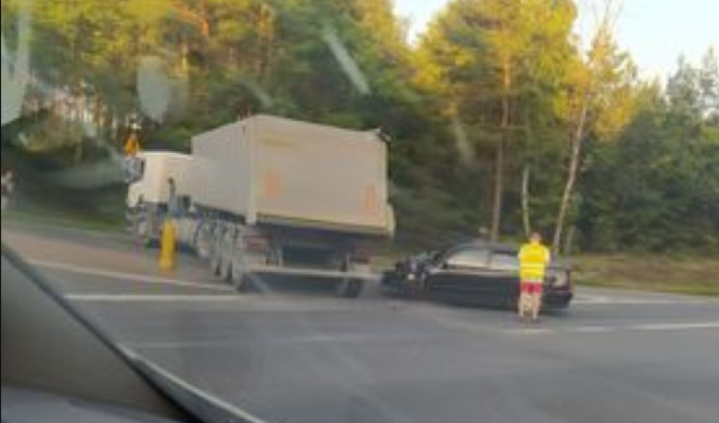 Wypadek na krzyżówkach rudzkich. Jedna osoba w szpitalu [foto]