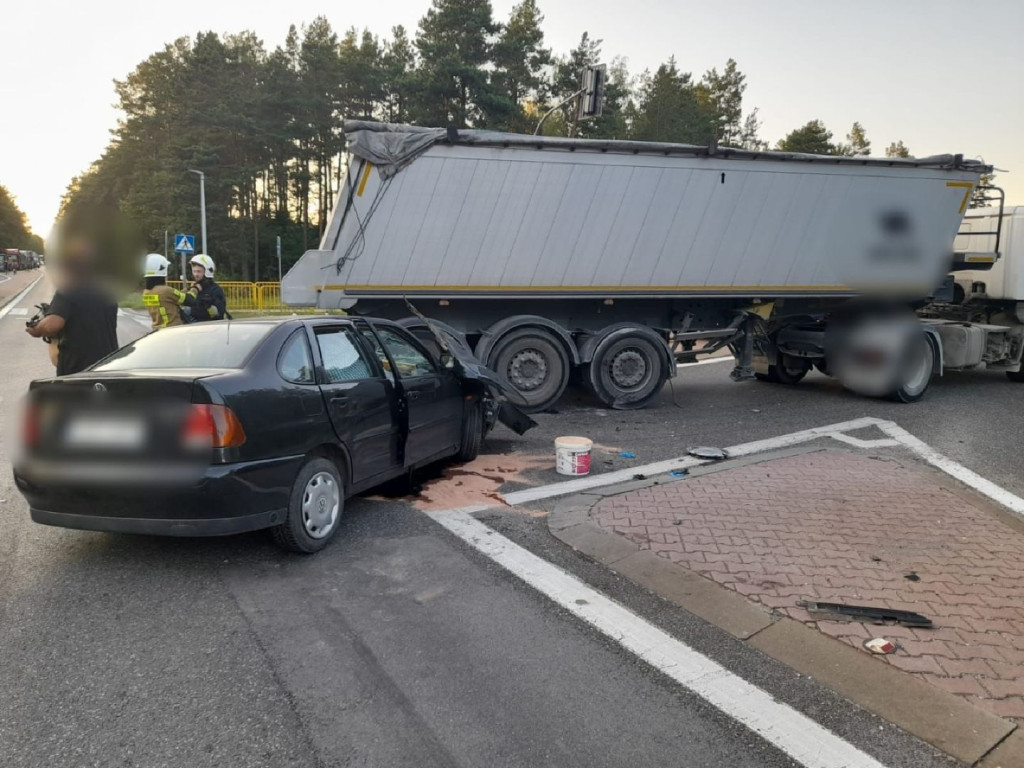 Wypadek na krzyżówkach rudzkich. Jedna osoba w szpitalu [foto]