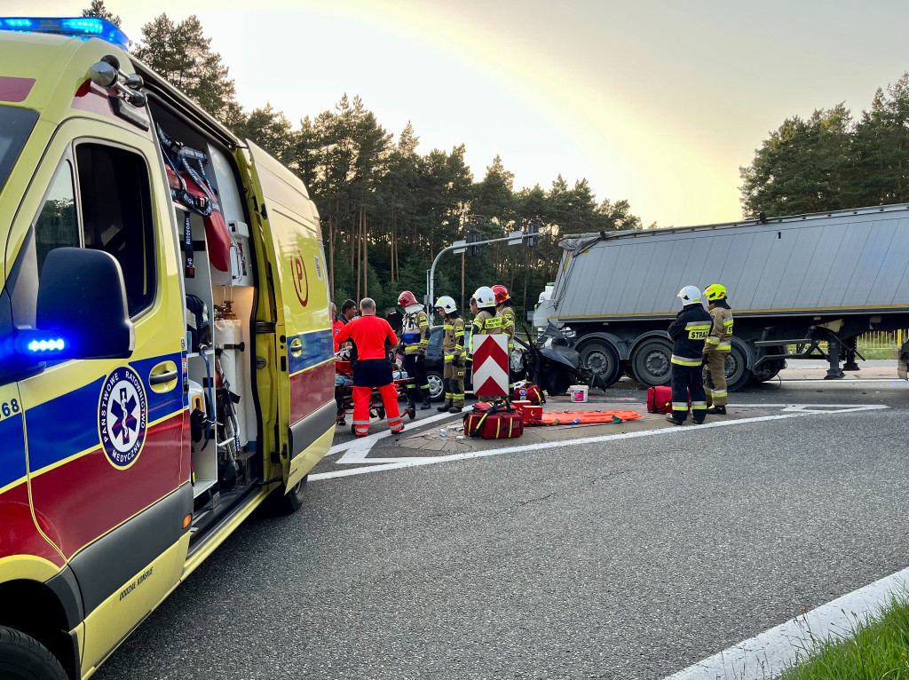 Wypadek na krzyżówkach rudzkich. Jedna osoba w szpitalu [foto]