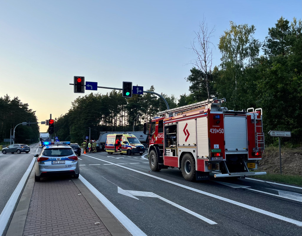 Wypadek na krzyżówkach rudzkich. Jedna osoba w szpitalu [foto]