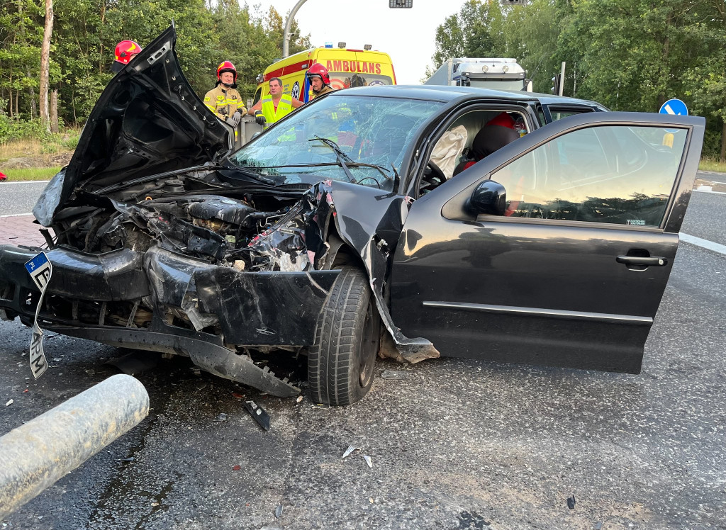 Wypadek na krzyżówkach rudzkich. Jedna osoba w szpitalu [foto]
