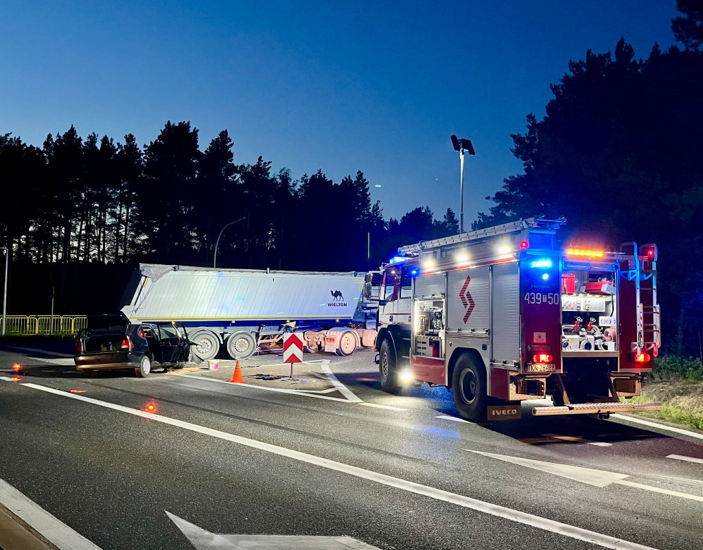 Wypadek na krzyżówkach rudzkich. Jedna osoba w szpitalu [foto]
