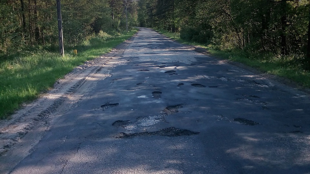 Droga między Stąporkowem a Furmanowem w opłakanym stanie. Czytelnik interweniuje [zdjęcia]