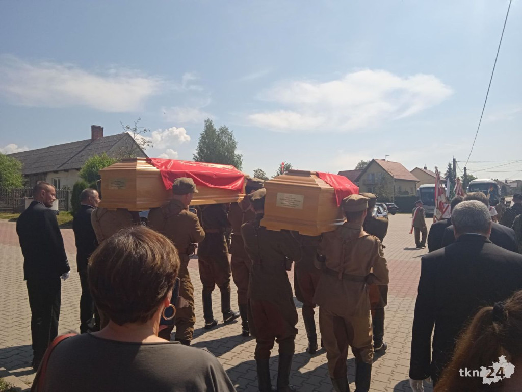 Pogrzeb nieznanych Ułanów w Pilczycy [Zdjęcia]