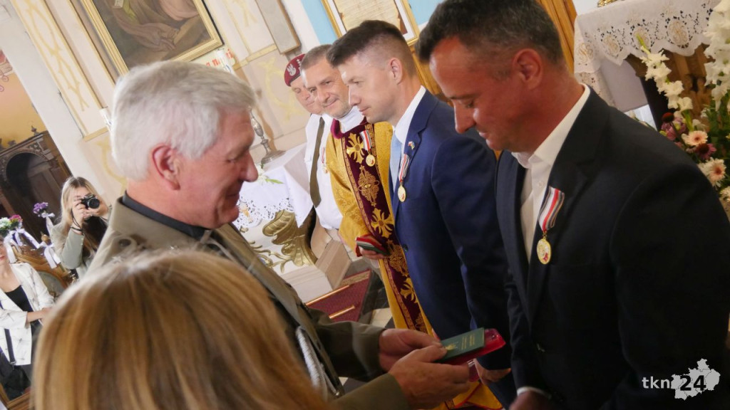 Złote i  srebrne medale wojskowe wręczano w Bedlnie [wideo, zdjęcia]