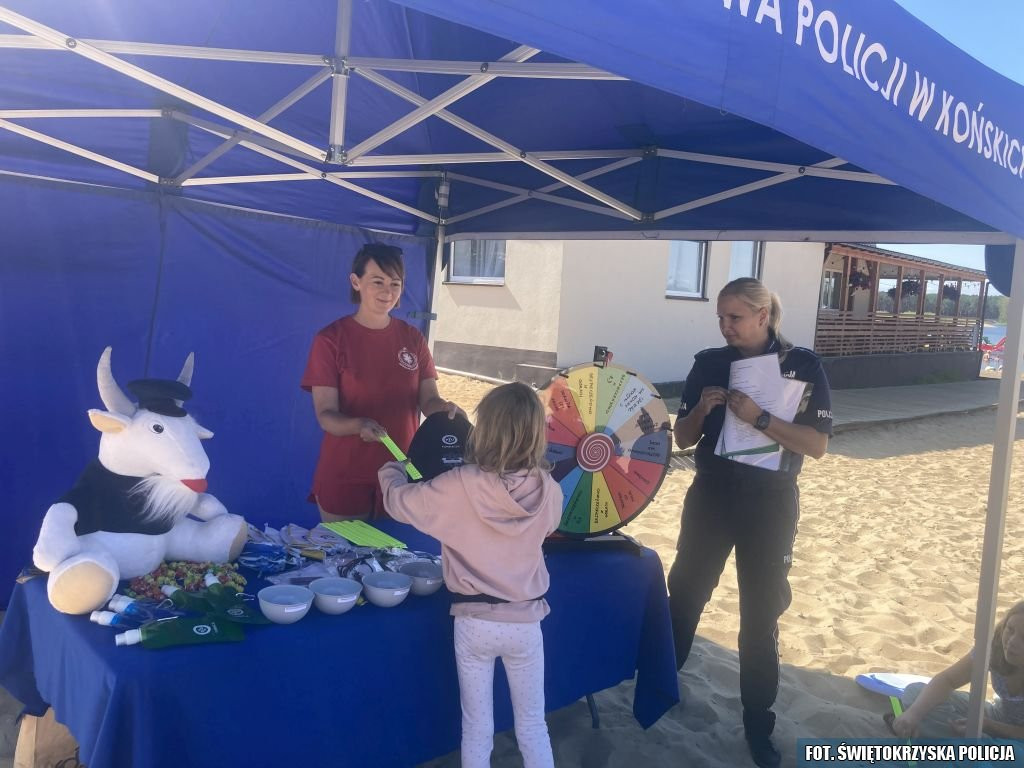 Policjantki i ratownik medyczny ze wspólną akcją informacyjną w Sielpi [wideo, zdjęcia]