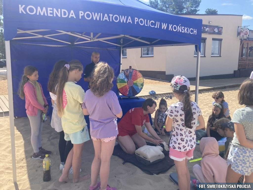 Policjantki i ratownik medyczny ze wspólną akcją informacyjną w Sielpi [wideo, zdjęcia]