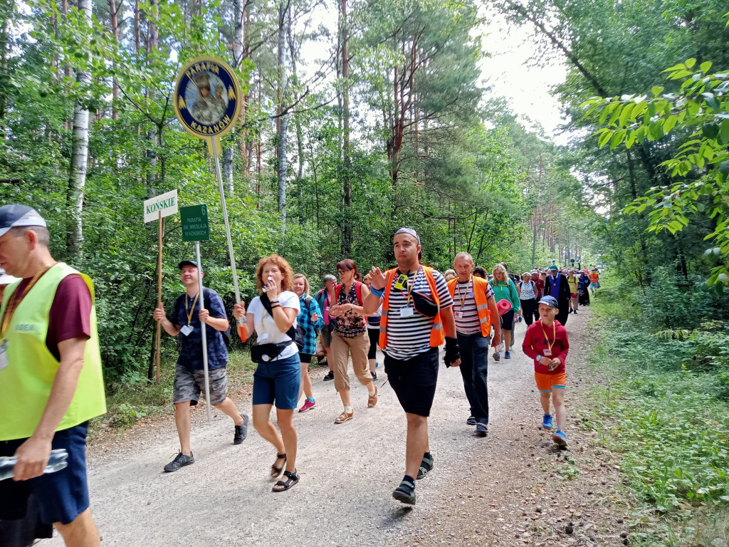 Z Sielpi do Słupi Koneckiej. Przed koneckimi pątnikami drugi dzień [zdjęcia]