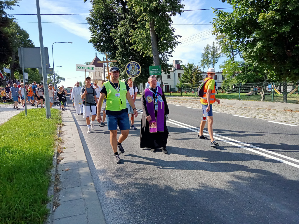 Coraz bliżej Jasnej Góry. Fotorelacja z koneckiej pielgrzymki