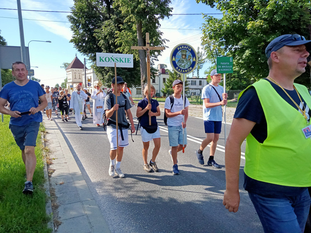 Coraz bliżej Jasnej Góry. Fotorelacja z koneckiej pielgrzymki