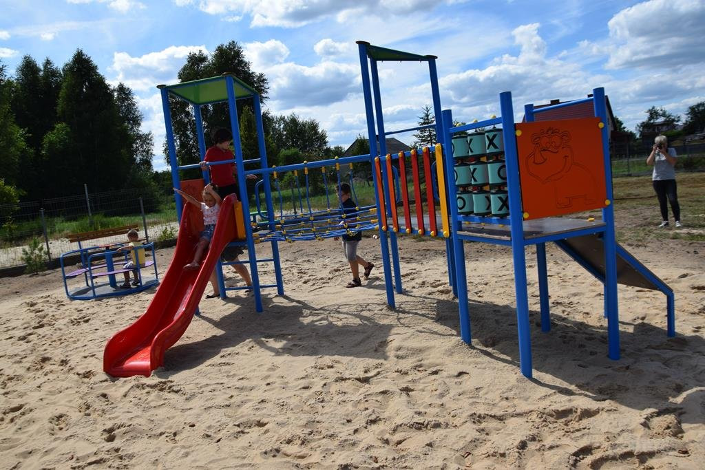 Nowy plac zabaw w Bębnowie już służy jego mieszkańcom [wideo i zdjęcia]