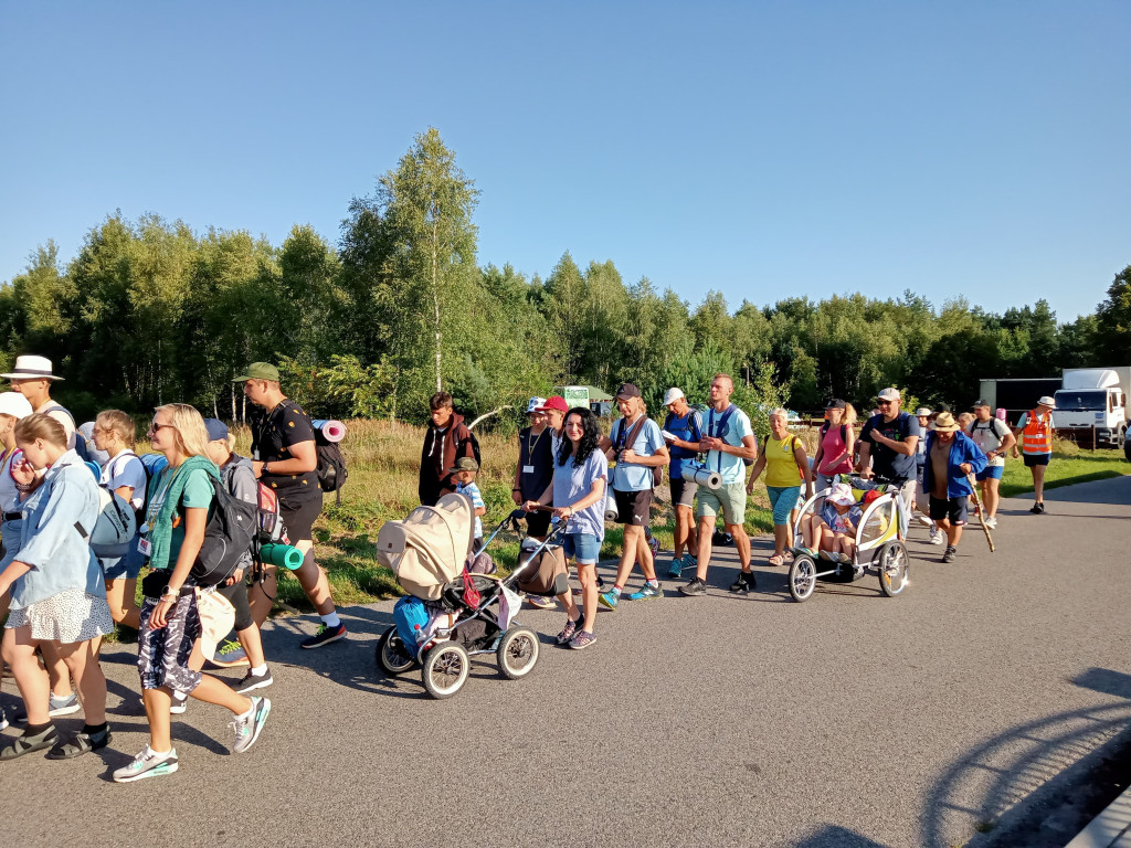 Pątnicy w przedostatnim dniu spotkali się z biskupem [fotorelacja]
