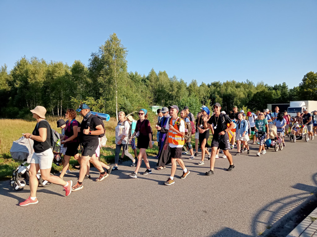 Pątnicy w przedostatnim dniu spotkali się z biskupem [fotorelacja]