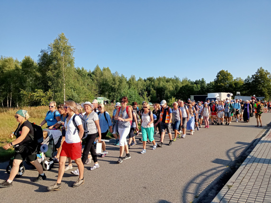 Pątnicy w przedostatnim dniu spotkali się z biskupem [fotorelacja]