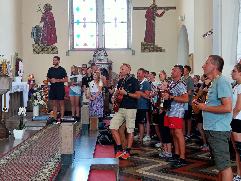 Pątnicy w przedostatnim dniu spotkali się z biskupem [fotorelacja]