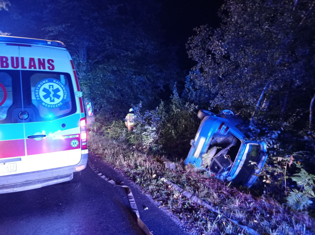 Auto w rowie w gminie Fałków