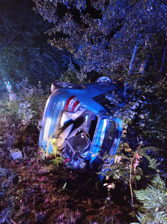 Auto w rowie w gminie Fałków