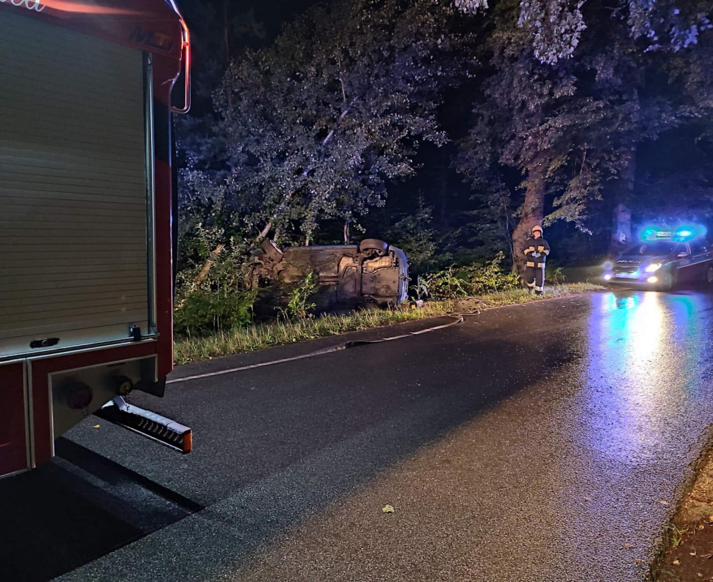 Auto w rowie w gminie Fałków