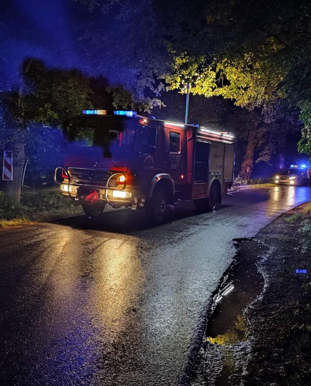 Auto w rowie w gminie Fałków