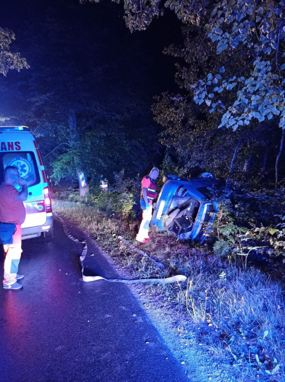 Auto w rowie w gminie Fałków