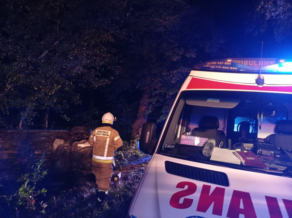 Auto w rowie w gminie Fałków