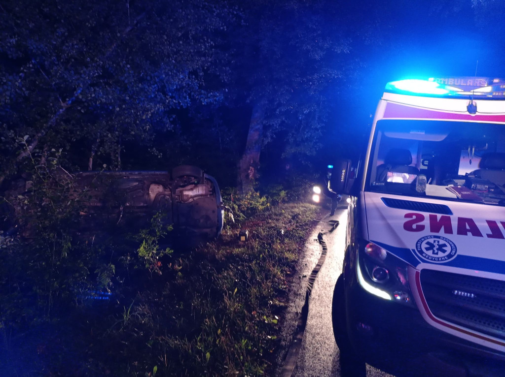 Auto w rowie w gminie Fałków