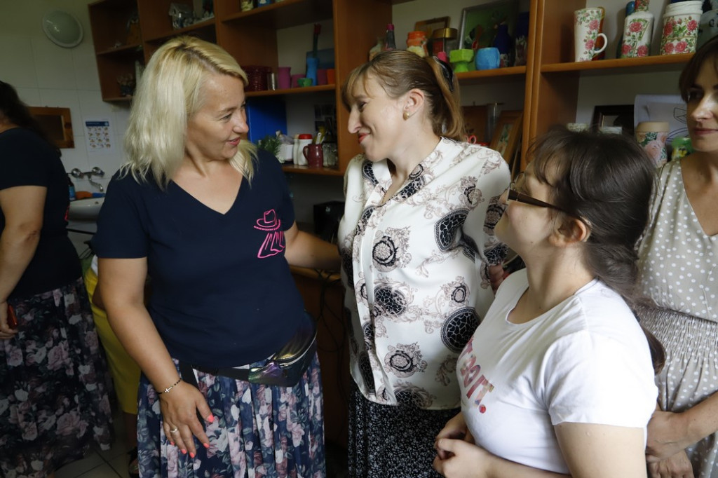 Gospodynie wspólnie z uczestnikami Warsztatu Terapii Zajęciowej