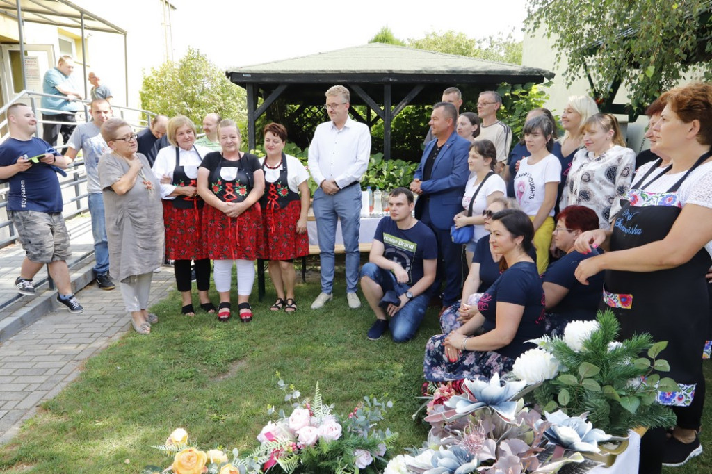 Gospodynie wspólnie z uczestnikami Warsztatu Terapii Zajęciowej