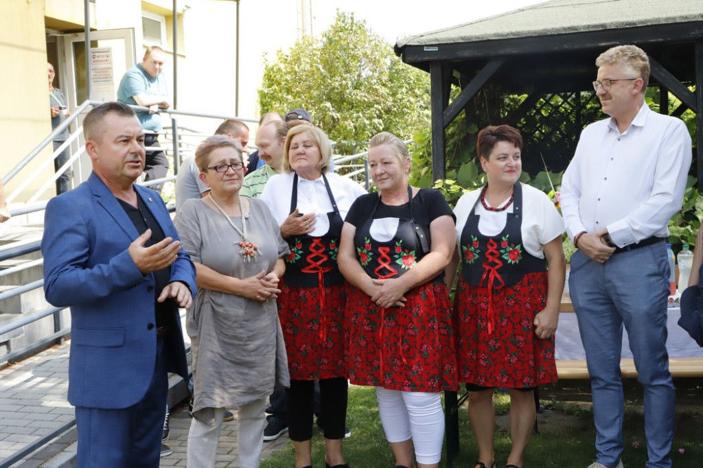 Gospodynie wspólnie z uczestnikami Warsztatu Terapii Zajęciowej
