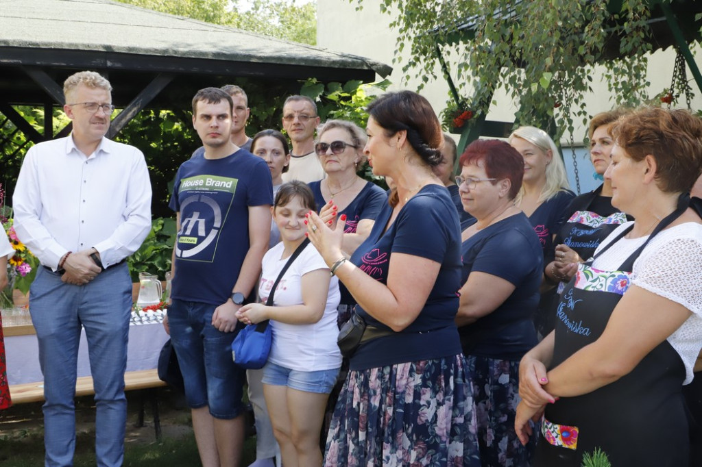 Gospodynie wspólnie z uczestnikami Warsztatu Terapii Zajęciowej