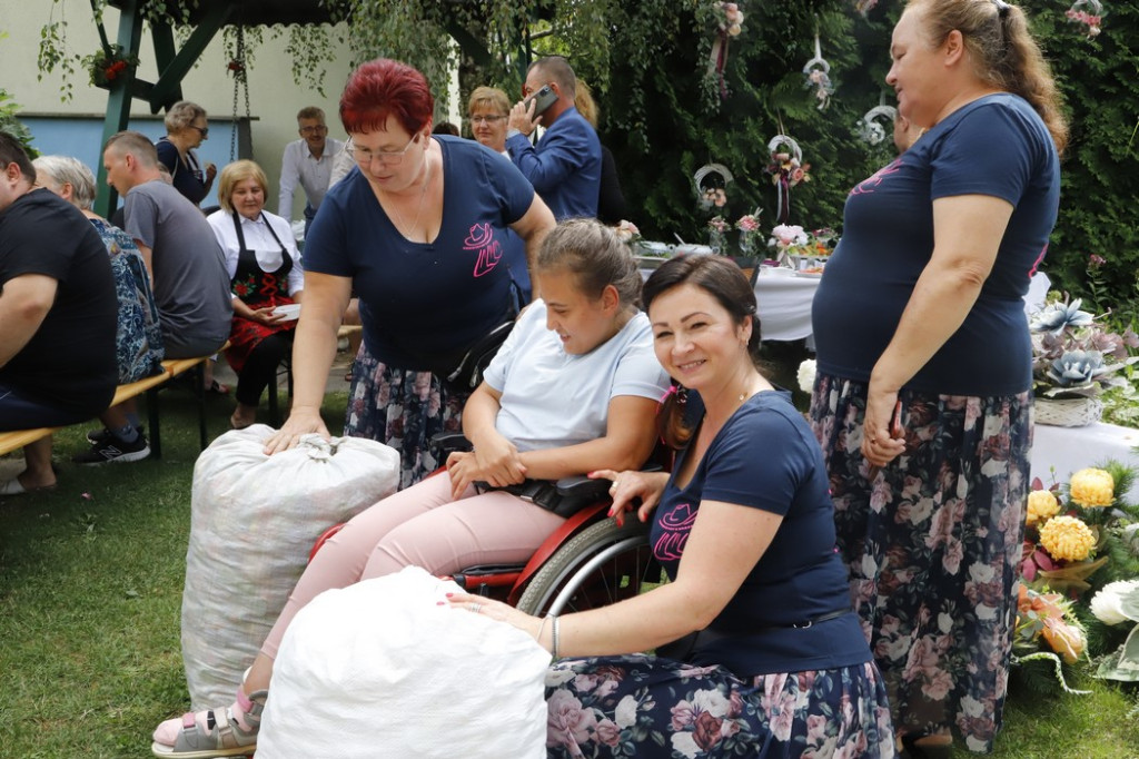 Gospodynie wspólnie z uczestnikami Warsztatu Terapii Zajęciowej