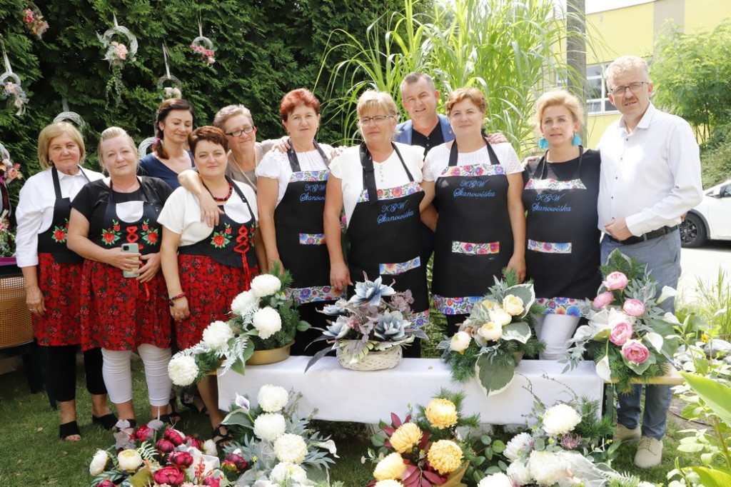 Gospodynie wspólnie z uczestnikami Warsztatu Terapii Zajęciowej