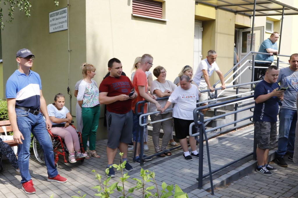 Gospodynie wspólnie z uczestnikami Warsztatu Terapii Zajęciowej