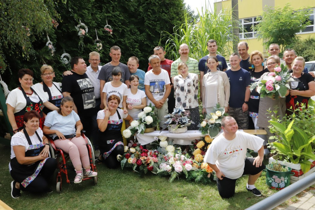 Gospodynie wspólnie z uczestnikami Warsztatu Terapii Zajęciowej